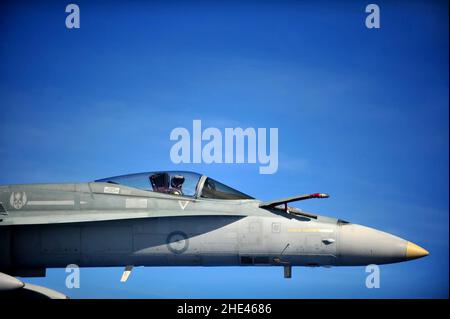 Die Royal Australian Air Force FA-18 Hornet bereitet sich auf den Luftauftanken vor, während sie an Cope North 13 teilnimmt. Stockfoto