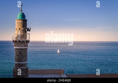 Al Bahr Moschee im Sonnenschein und ein Segelboot im Hintergrund Stockfoto