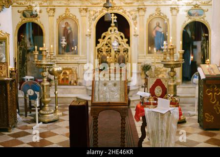 Ikonostase um den Altar in der Kirche mit weißen Säulen Stockfoto