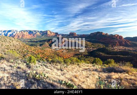 Landschaftlich reizvolle Wüstenlandschaft und Red Rock Mountain Peaks mit blauer Skyline an einem sonnigen Wintertag in Sedona Arizona, Südwesten der USA Stockfoto