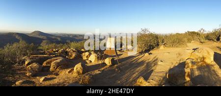 Panoramalandschaft San Diego County North Inland. Rolling Hills Skyline Von Südkalifornien. Kwaay Paay Mountain Peak Mission Trails Regional Park Stockfoto