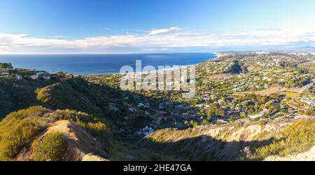 Luftlandschaft Panoramalandschaft Horizontales Panorama La Jolla Shores Bay entfernte Pazifikküste vom Mount Soledad, San Diego, Kalifornien, USA Skyline Stockfoto