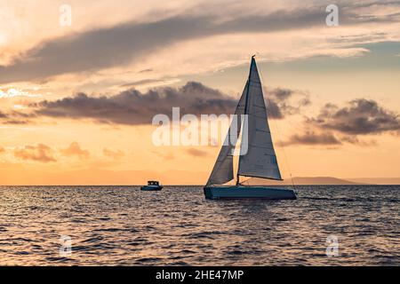 Segelboote auf dem Hintergrund der Sonnenuntergang über dem Meer. Stockfoto