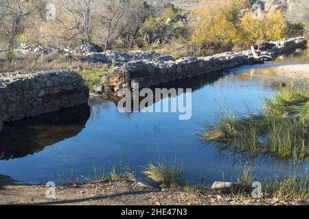 Old Mission Dam Historical Site und Small Lake im Mission Trails Regional Park, San Diego California Stockfoto