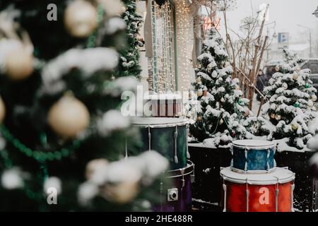 Weihnachtsschmuck für den Weihnachtsbaum. Hintergrund der Feiertage. Stockfoto