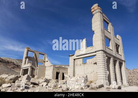 Ruinen des Bank Building in der rhyolitischen Geisterstadt, Relikt vergangener Zeiten des Goldrausches im Wilden Westen, Nevada, USA, in der Nähe des Death Valley National Park Stockfoto