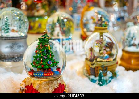 Weihnachtsschmuck für den Weihnachtsbaum. Hintergrund der Feiertage. Stockfoto