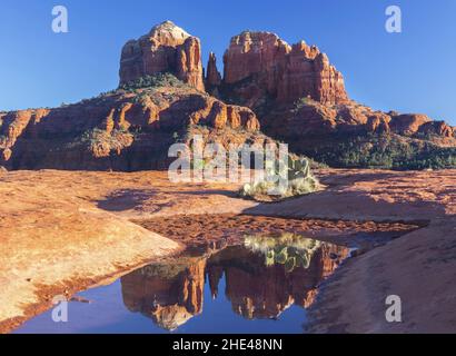 Panoramablick auf den berühmten Cathedral Rock vom Secret Slickrock Hiking Trail in der Nähe der Crescent Moon Ranch im Red Rock State Park, Sedona, Arizona, USA Stockfoto