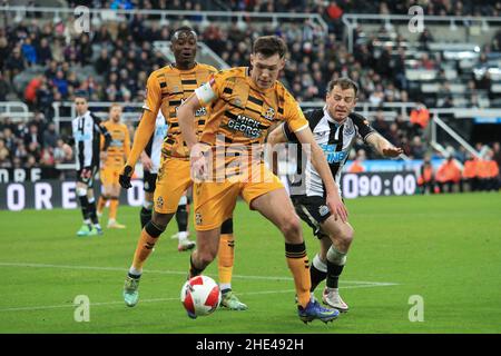 Newcastle, Großbritannien. 08th Januar 2022. Paul Digby #4 von Cambridge United am Ball während des Spiels in Newcastle, Vereinigtes Königreich am 1/8/2022. (Foto von James Heaton/News Images/Sipa USA) Quelle: SIPA USA/Alamy Live News Stockfoto