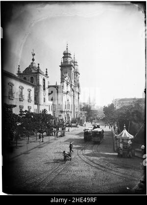 Rua Primeiro de Março, Convento do Carmo e Igreja de Nossa Senhora do Carmo à esquerda. Stockfoto