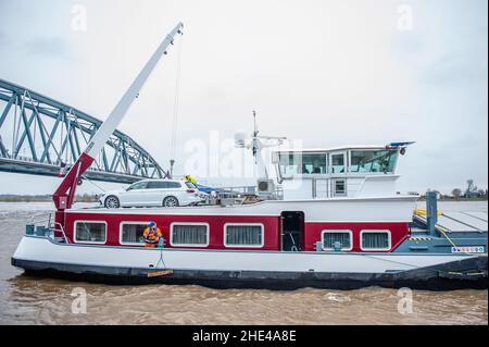 Nijmegen, Niederlande. 08th Januar 2022. Während der hohen Wasserstände auf dem Waal wird ein Frachtschiff gesegelt, das Wasser in den Flüssen steigt stark an. Morgens wurde sowohl in der Maas als auch am Rhein mit Hochwasser gerechnet. Selbst wenn der Wasserstand nicht so hoch war wie im letzten Januar, versammelten sich die Menschen um die Waalkaden, um den hohen Wasserstand zu sehen. Dieses Mal erreichte er an diesem Wochenende rund 13 Meter über NAP. NAP ist die Basis, die verwendet wird, um zu messen, wie hoch oder niedrig der Wasserstand ist. (Foto: Ana Fernandez/SOPA Images/Sipa USA) Quelle: SIPA USA/Alamy Live News Stockfoto