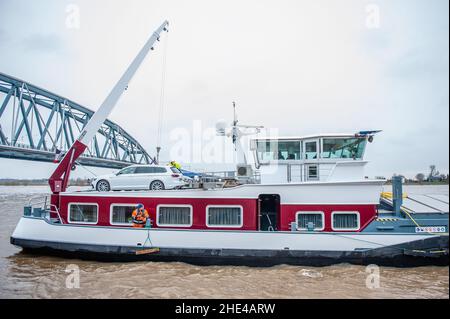 Nijmegen, Niederlande. 08th Januar 2022. Während der hohen Wasserstände auf dem Waal wird ein Frachtschiff gesegelt, das Wasser in den Flüssen steigt stark an. Morgens wurde sowohl in der Maas als auch am Rhein mit Hochwasser gerechnet. Selbst wenn der Wasserstand nicht so hoch war wie im letzten Januar, versammelten sich die Menschen um die Waalkaden, um den hohen Wasserstand zu sehen. Dieses Mal erreichte er an diesem Wochenende rund 13 Meter über NAP. NAP ist die Basis, die verwendet wird, um zu messen, wie hoch oder niedrig der Wasserstand ist. Kredit: SOPA Images Limited/Alamy Live Nachrichten Stockfoto