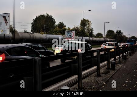 Durchfahrt am Straßenrand an einem bewölkten Tag im Winter Stockfoto