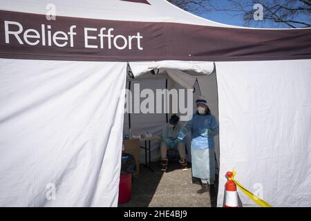 Washington, Usa. 08th Januar 2022. Medizinische Fachkräfte bereiten sich darauf vor, am Samstag, den 8. Januar 2022, im Emery Heights Recreation Center im Nordwesten von Washington, DC, die Polymerase-Kettenreaktion (PCR)-Coronavirus-Tests durchzuführen. Washington erlebt den höchsten Anstieg der positiven Fälle in der Stadt, da sich die omicron-Variante weiter ausbreitet. Foto von Sarah Silbiger/UPI Credit: UPI/Alamy Live News Stockfoto