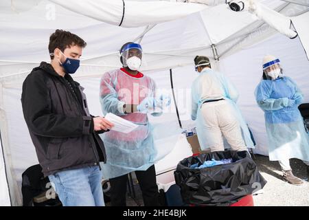 Washington, Usa. 08th Januar 2022. Medizinische Fachkräfte bereiten sich darauf vor, am Samstag, den 8. Januar 2022, im Emery Heights Recreation Center im Nordwesten von Washington, DC, die Polymerase-Kettenreaktion (PCR)-Coronavirus-Tests durchzuführen. Washington erlebt den höchsten Anstieg der positiven Fälle in der Stadt, da sich die omicron-Variante weiter ausbreitet. Foto von Sarah Silbiger/UPI Credit: UPI/Alamy Live News Stockfoto