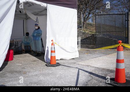 Washington, Usa. 08th Januar 2022. Medizinische Fachkräfte bereiten sich darauf vor, am Samstag, den 8. Januar 2022, im Emery Heights Recreation Center im Nordwesten von Washington, DC, die Polymerase-Kettenreaktion (PCR)-Coronavirus-Tests durchzuführen. Washington erlebt den höchsten Anstieg der positiven Fälle in der Stadt, da sich die omicron-Variante weiter ausbreitet. Foto von Sarah Silbiger/UPI Credit: UPI/Alamy Live News Stockfoto