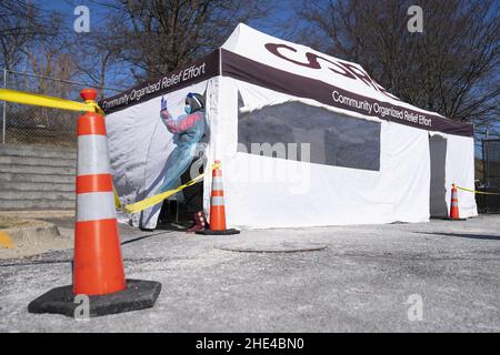 Washington, Usa. 08th Januar 2022. Medizinische Fachkräfte bereiten sich darauf vor, am Samstag, den 8. Januar 2022, im Emery Heights Recreation Center im Nordwesten von Washington, DC, die Polymerase-Kettenreaktion (PCR)-Coronavirus-Tests durchzuführen. Washington erlebt den höchsten Anstieg der positiven Fälle in der Stadt, da sich die omicron-Variante weiter ausbreitet. Foto von Sarah Silbiger/UPI Credit: UPI/Alamy Live News Stockfoto