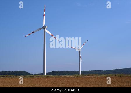 Zwei Windmühlen auf dem Feld im ländlichen Raum, Hand in Hand Landwirtschaft mit Energiesektor, Österreich, Europa Stockfoto