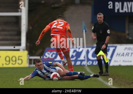 HARTLEPOOL, GROSSBRITANNIEN. JAN 8th David Ferguson von Hartlepool United tackt CJ Hamilton von Blackpool während des FA Cup-Spiels zwischen Hartlepool United und Blackpool im Victoria Park, Hartlepool am Samstag, 8th. Januar 2022. (Kredit: Mark Fletcher | MI News) Kredit: MI Nachrichten & Sport /Alamy Live News Stockfoto