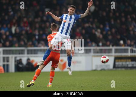 HARTLEPOOL, GROSSBRITANNIEN. JAN 8th Gavan Holohan von Hartlepool United und Callum Connolly von Blackpool während des FA Cup-Spiels zwischen Hartlepool United und Blackpool im Victoria Park, Hartlepool am Samstag, 8th. Januar 2022. (Kredit: Mark Fletcher | MI News) Kredit: MI Nachrichten & Sport /Alamy Live News Stockfoto