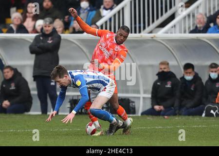 HARTLEPOOL, GROSSBRITANNIEN. JAN 8th Dujon Sterling von Blackpool kämpft während des FA Cup-Spiels zwischen Hartlepool United und Blackpool im Victoria Park, Hartlepool, am Samstag, 8th. Januar 2022, um den Besitz mit Tom Crawford von Hartlepool United. (Kredit: Mark Fletcher | MI News) Kredit: MI Nachrichten & Sport /Alamy Live News Stockfoto