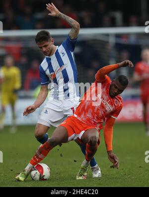 HARTLEPOOL, GROSSBRITANNIEN. JAN 8th Gavan Holohan von Hartlepool United kämpft mit dem Blackpool Dujon Sterling während des FA Cup-Spiels zwischen Hartlepool United und Blackpool im Victoria Park, Hartlepool am Samstag, 8th. Januar 2022. (Kredit: Mark Fletcher | MI News) Kredit: MI Nachrichten & Sport /Alamy Live News Stockfoto