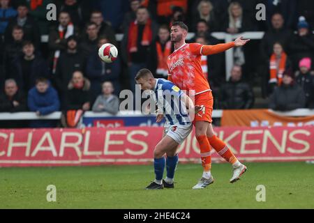 HARTLEPOOL, GROSSBRITANNIEN. JAN 8th Gary Madine von Blackpool vah Hartlepool United's David Ferguson während des FA Cup-Spiels zwischen Hartlepool United und Blackpool im Victoria Park, Hartlepool am Samstag, 8th. Januar 2022. (Kredit: Mark Fletcher | MI News) Kredit: MI Nachrichten & Sport /Alamy Live News Stockfoto