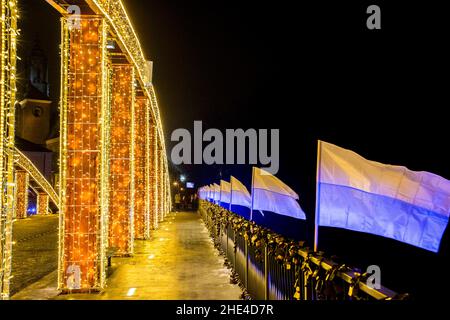 Posen, Wielkopolska, Polen. 8th Januar 2022. Die Kopie des Bildes unserer Lieben Frau von Jasna Gora - die letzten Momente in Posen. Die Zeremonie findet in der Kathedrale von Posen statt. Eine Kopie des Bildes zirkuliert seit vielen Jahren in Polen und soll das ganze Land besuchen. Dies ist die zweite Wallfahrt der Kopie des Jasna-Gora-Bildes, die erste wurde 1957 von Kardinal Stefan Wyszynski begonnen. Im Bild: Die Zeremonie des Endes der Peregrination des Bildes. Das Bild wird morgen das Gebiet von ''‹''‹der Erzdiözese Posen verlassen. DIE VERÖFFENTLICHUNG IM NEGATIV CONT Stockfoto