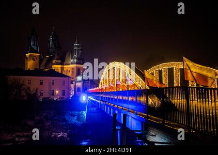 Posen, Wielkopolska, Polen. 8th Januar 2022. Die Kopie des Bildes unserer Lieben Frau von Jasna Gora - die letzten Momente in Posen. Die Zeremonie findet in der Kathedrale von Posen statt. Eine Kopie des Bildes zirkuliert seit vielen Jahren in Polen und soll das ganze Land besuchen. Dies ist die zweite Wallfahrt der Kopie des Jasna-Gora-Bildes, die erste wurde 1957 von Kardinal Stefan Wyszynski begonnen. Im Bild: Die Zeremonie des Endes der Peregrination des Bildes. Das Bild wird morgen das Gebiet von ''‹''‹der Erzdiözese Posen verlassen. DIE VERÖFFENTLICHUNG IM NEGATIV CONT Stockfoto