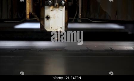 Blech in der Werkstatt schneiden. Clip. Faserlasermaschinen für das Schneiden von Metall in Nahaufnahme. Modernes Werkzeug in der Schwerindustrie. Gefährliche Arbeit. Hochpräzise Fertigung Stockfoto