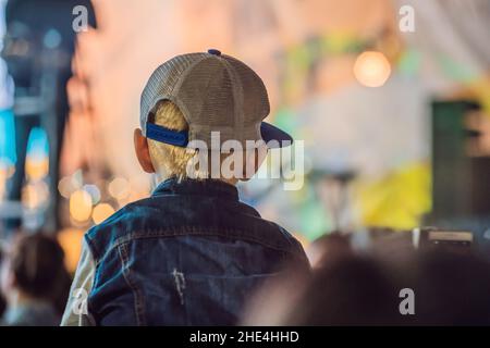 Verwenden Sie Advanced mobile Recording, Spaß Konzerte und schöne Beleuchtung, ehrliches Bild der Masse an Rock Konzert, Nahaufnahme von der Aufnahme von Video mit Smartphone Stockfoto