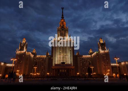 Nachtansicht auf das ikonische Hauptgebäude der Lomonosov State University in Moskau, Russland. Stockfoto