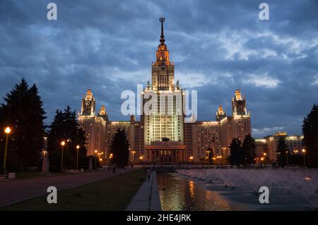 Nachtansicht auf das ikonische Hauptgebäude der Lomonosov State University in Moskau, Russland. Stockfoto