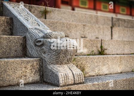 Architektonisches Detail aus dem Gyeonghui-Palast Gyeonghuigung, erbaut von der Joseon-Dynastie in Seoul, der Hauptstadt Südkoreas Stockfoto