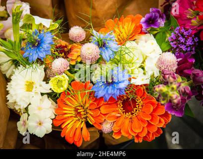 Strauß Herbstblumen zum Verkauf auf einem Bauernmarkt Stockfoto