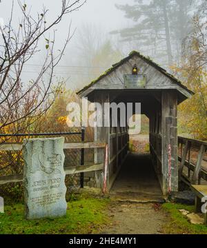 Joe's Pond Memorial Bridge mit der West Danville Fußgängerbrücke, einer historischen Fußgängerbrücke in Vermont Stockfoto