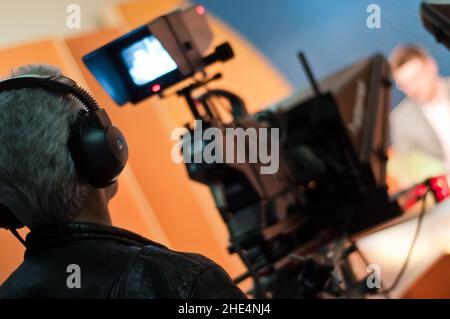 Kameramann arbeitet im TV-Studio und reporter Stockfoto