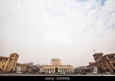 Panoramablick auf den Platz der Republik bei bewölktem Himmel in Jerewan, Armenien. Stockfoto