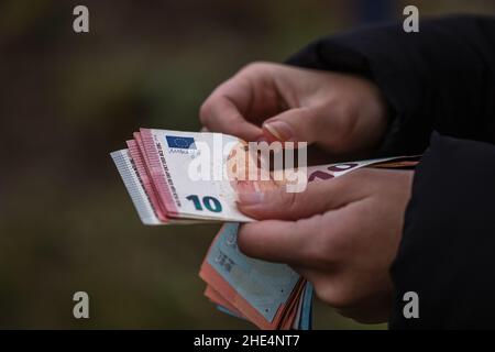 Frau Geld zählen, zählen EURO schließen Stockfoto