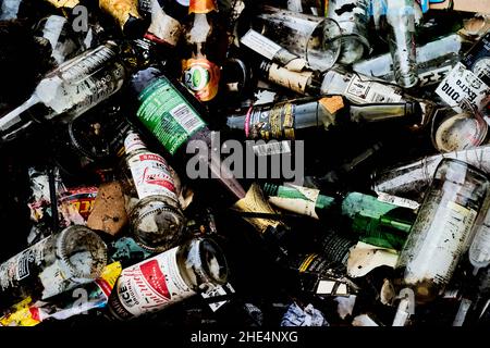 Nahaufnahme eines Stapels von ausrangierten alkoholischen Glasflaschen von oben Stockfoto