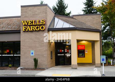 Issaquah, WA, USA - 06. September 2021; Wells Fargo Bankfiliale in Issaquah Washington. Die Lichter beleuchten den Geldautomaten und den Eingang Stockfoto