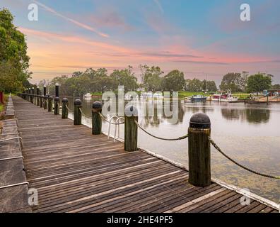 Hafen in der Abenddämmerung, Wasser, Boote und Wanderweg. Der Hafen von Sale, eine Stadt im Bundesstaat Victoria, Australien. Stockfoto