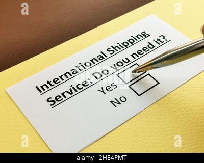 Eine Person beantwortet Fragen zur internationalen Schifffahrt. Stockfoto