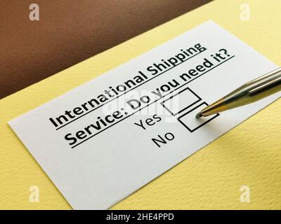 Eine Person beantwortet Fragen zur internationalen Schifffahrt. Stockfoto