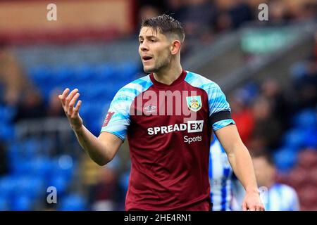 Burnley, Großbritannien. 08th Januar 2022. James Tarkowski aus Burnley beim Spiel der FA Cup Third Round zwischen Burnley und Huddersfield Town im Turf Moor am 8th 2022. Januar in Burnley, England. (Foto von Tony Taylor/phcimages.com) Quelle: PHC Images/Alamy Live News Stockfoto