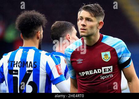 Burnley, Großbritannien. 08th Januar 2022. James Tarkowski aus Burnley beim Spiel der FA Cup Third Round zwischen Burnley und Huddersfield Town im Turf Moor am 8th 2022. Januar in Burnley, England. (Foto von Tony Taylor/phcimages.com) Quelle: PHC Images/Alamy Live News Stockfoto