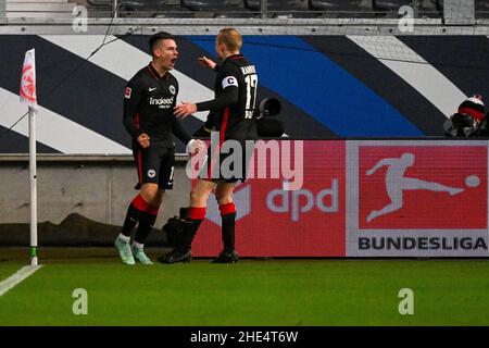 Frankfurt, Deutschland. 8th Januar 2022. Rafael Santos Borre (L) aus Frankfurt feiert mit seinem Teamkollegen Sebastian Rode beim Bundesliga-Fußballspiel der 1. Liga zwischen Eintracht Frankfurt und Borussia Dortmund in Frankfurt am 8. Januar 2022 Torreigen. Quelle: Xinhua/Alamy Live News Stockfoto