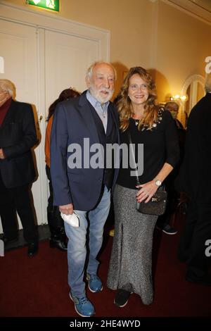 Dieter Hallervorden und Christiane Zander bei der Premiere des Theaterstücks 'Rent A Friend' im Schlosspark Theater. Berlin, 08.01.2022 Stockfoto