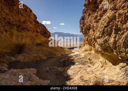 Die Trockenwäsche Durch Den Gower Gulch Mit Blick Auf Den Death Valley National Park Stockfoto