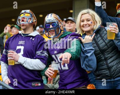 Frisco, TX, USA. 8th Januar 2022. Montana State Fans feuern ihr Team während des FCS National Championship Spiels zwischen dem North Dakota State Bison und den Montana State Bobcats am 8. Januar 2022 im Toyota Stadium in Frisco, Texas, an. (Verpflichtende Gutschrift: Freddie Beckwith/MarinMedia.org/Cal Sport Media) (absoluter vollständiger Fotograf und Credits erforderlich) Fernsehen oder Gewinnzeitschriften Kontaktieren Sie MarinMedia direkt. Kredit: csm/Alamy Live Nachrichten Stockfoto